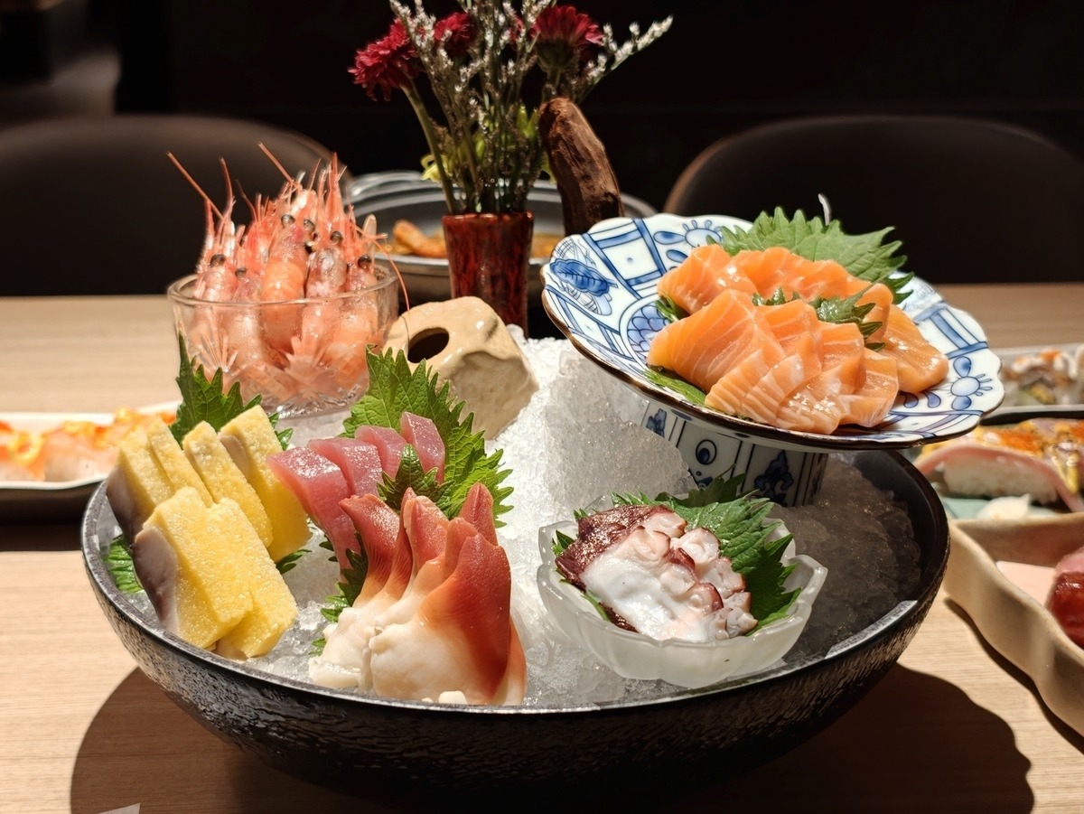 Assorted sashimi allergy risk categories shown on one platter, including fin fish and shellfish